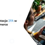 Użytkownik aktywuje 2FA na smartfonie przed laptopem z panelem WooCommerce, symbolizując bezpieczne logowanie